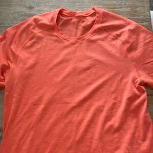 Medium metal vent lululemon t shirt